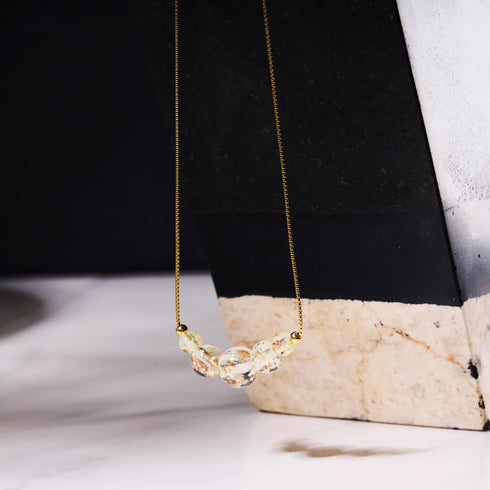 Alabaster | 925er Sterlinggold Vermeil | Glühwürmchen-Glas-Halskette mit Unendlichkeitsverschluss